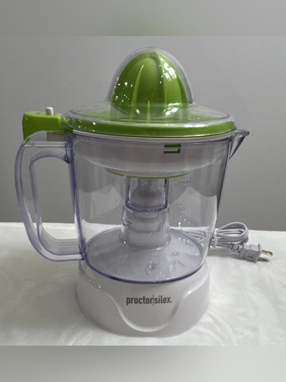 Proctor Silex Electric Citrus Juicer 34 oz
150W w/ Lid & Cone Green/White